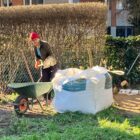 Füllen der Karette mit Wildbienensand für die Wildbienenstruktur - Naturgarten Birsköpfli, 07.Januar 2023 © NVVB