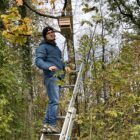 Nistkästen aufhängen mit Schülern - Gartenrotschwanzprojekt Hardwald, 7. Nov. 2023 (© NVVB)