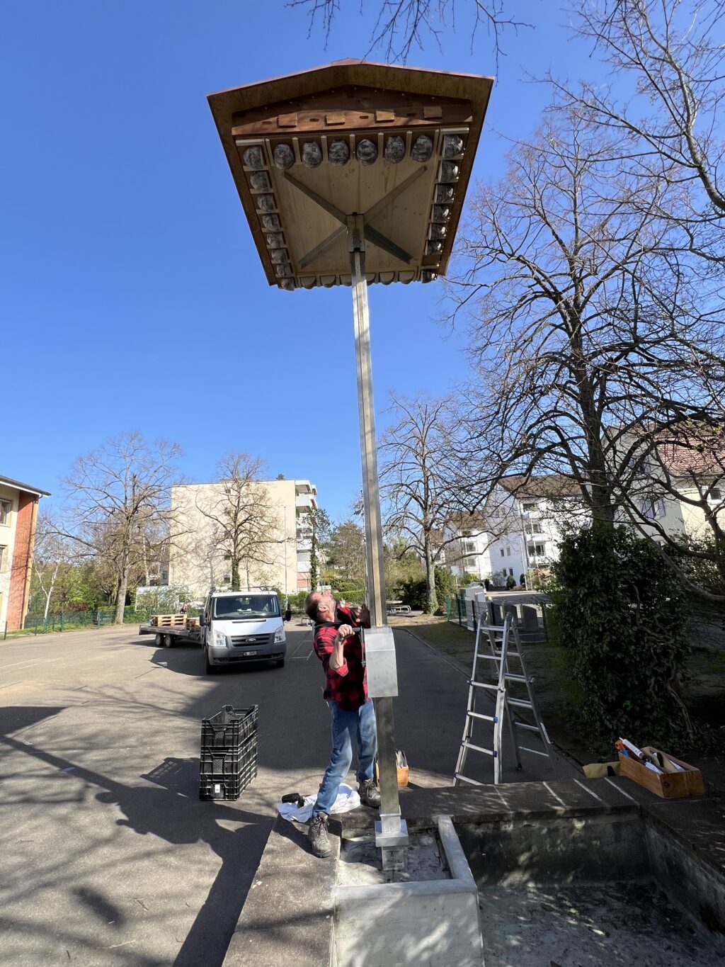 Aufstellen des Mauersegler- u. Mehlschwalben-Kombi-Turm , 26. März 2024 © NVVB